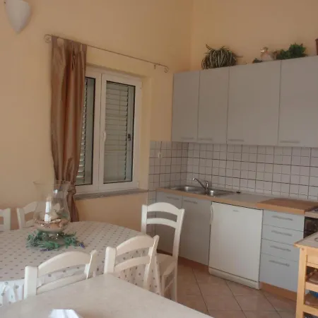 Apartment Zuta Kuca Potkrovlje Banjol